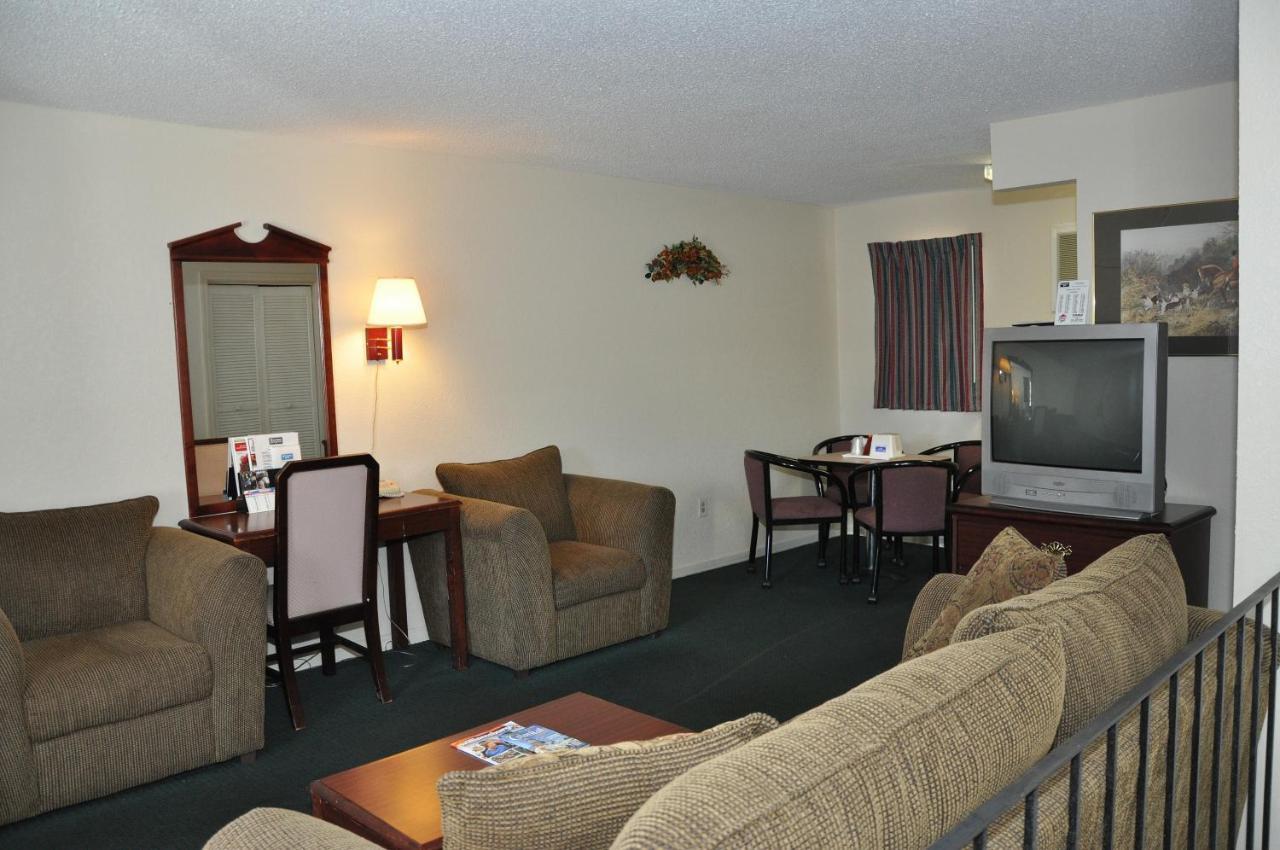 Merrimac Inn & Suites Williamsburg Bagian luar foto